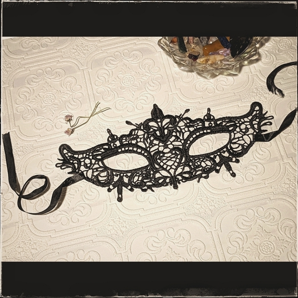 Embroidered Masquerade mask - Picture 2 of 4